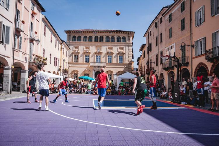 Azioni di gioco al memorial Jimenez di piazza Cisterna (foto Tommaso Longo)
