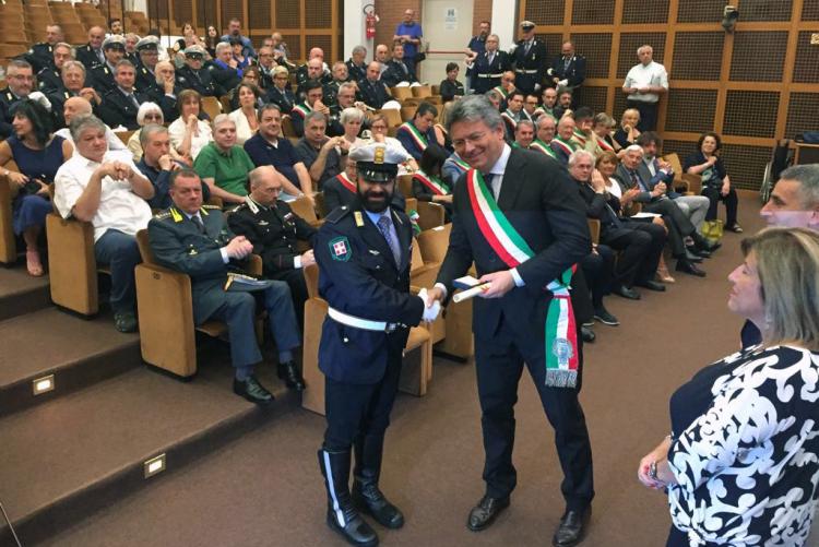 La premiazione dell'agente Alessio Santi con il sindaco Cavicchioli