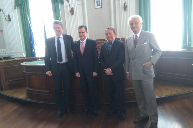 Il sindaco Marco Cavicchioli con l'ambasciatore australiano Greg French, il vicesindaco Diego Presa e Fabrizio Servente di Woolmark Italia