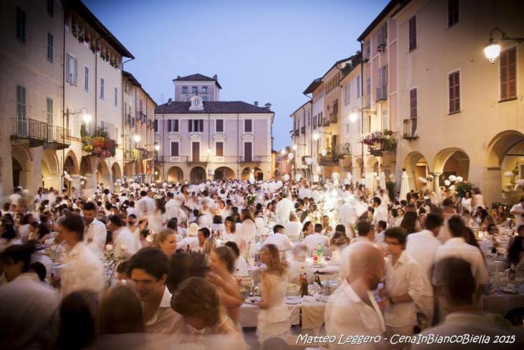 La Cena in bianco del 2015 in piazza Cisterna (Foto: Facebook/Cena in bianco Biella - Alessandro Crea)