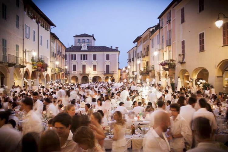 La Cena in bianco del 2015 in piazza Cisterna (Foto: Facebook/Cena in bianco Biella - Matteo Leggero)