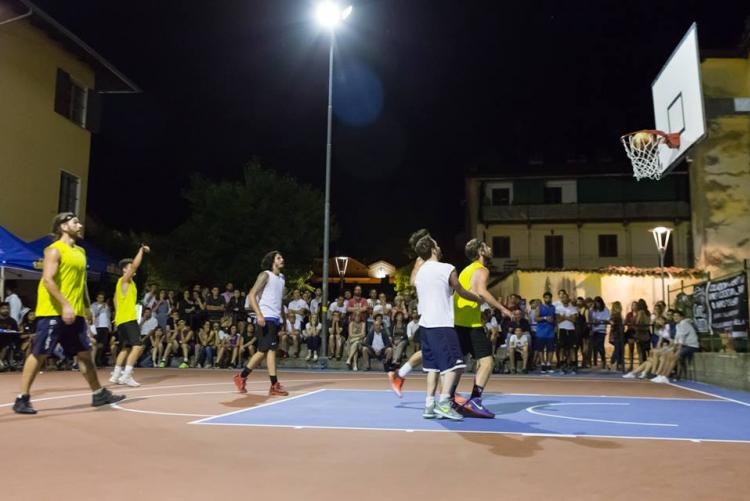 Una partita del 3 vs 3 Città di Biella in piazza del Monte