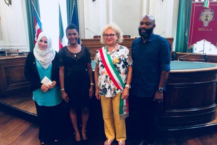 I tre neo cittadini italiani con l'assessore Fulvia Zago