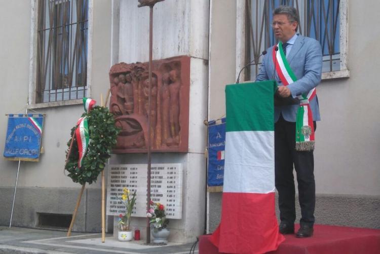 Il sindaco Marco Cavicchioli durante il suo intervento alla commemorazione dell'eccidio di piazza Martiri nel 2017