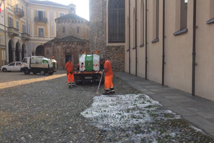 Il test sul diserbante ecologico in piazza Monsignor Rossi