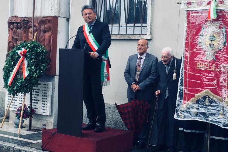 Il sindaco Marco Cavicchioli con l'alpino di 105 anni Silvio Biasetti alla commemorazione dell'eccidio di piazza Martiri