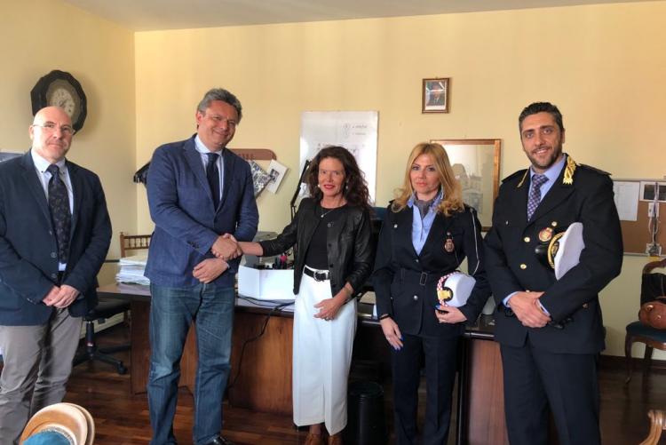 Il sindaco Cavicchioli alla firma del protocollo d'intesa con il procuratore capo Camelio e i vertici della polizia municipale Migliorini e Portogallo e l'agente scelto Eleonora Biella