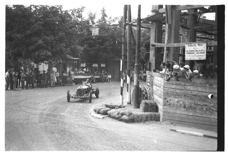 Una fase della gara del 1935 (foto archivio Fondazione Cassa di Risparmio)