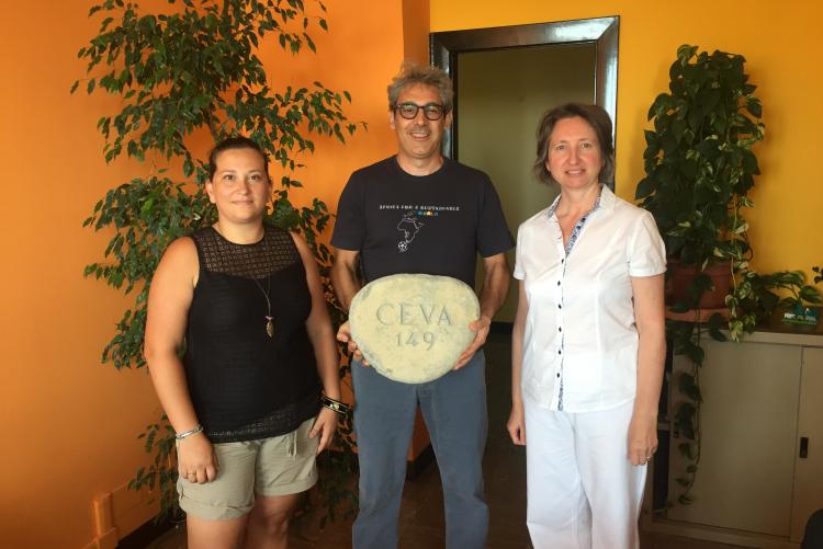 Mara Garelli (a sinistra), assessore alla cultura di Ceva, con Valeria Varnero e il funzionario dell'ufficio parchi e giardini Antonio Pusceddu