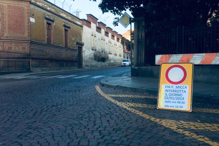 I cartelli annunciano la chiusura in via Pietro Micca