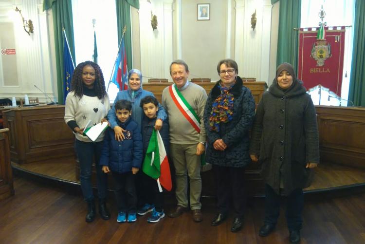 Foto di gruppo per le neo-cittadine italiane con il vicesindaco Diego Presa