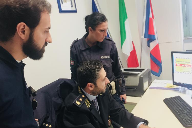 Il vicecomandante Marcello Portogallo e due agenti mostrano una schermata del sito-truffa