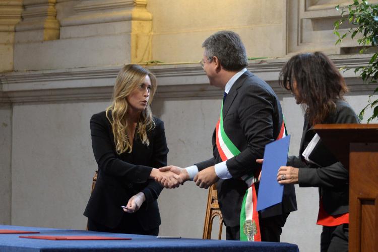 La stretta di mano tra il sottosegretario Boschi e il sindaco Cavicchioli (foto Marco Ortogni - New Eden Group)