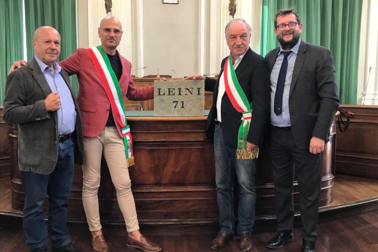 Il sindaco di Leini (seconod da sinistra) ricevuto in Comune