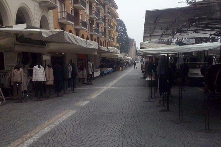 Il mercato in piazza Vittorio Veneto