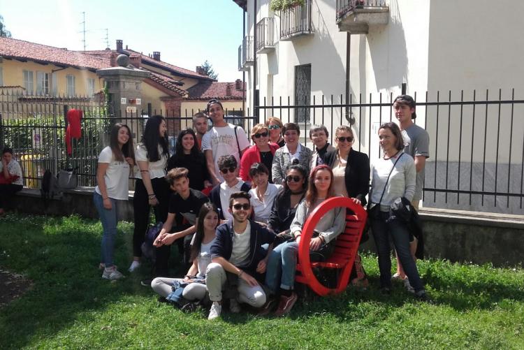 Studenti, associazioni e assessori all'inaugurazione della panchina rossa di Palazzo Ferrero