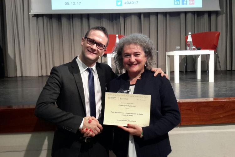 Fulvia Zago riceve il premio dal direttore dell'Osservatorio Agenda Digitale Luca Gastaldi
