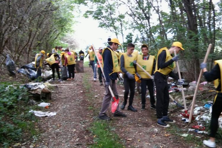 Volontari al lavoro nell'edizione 2015