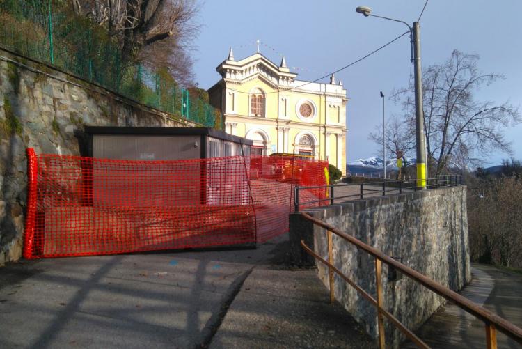 Le barriere attorno al muro di contenimento pericolante di via San Giuseppe