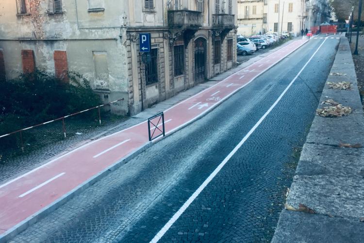 La nuova pista ciclabile di via Cernaia