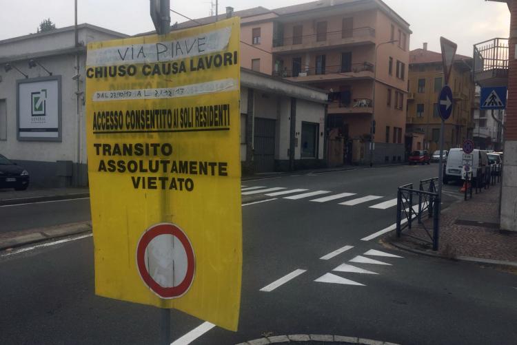 Il cartello che annunciava la chiusura di via Piave