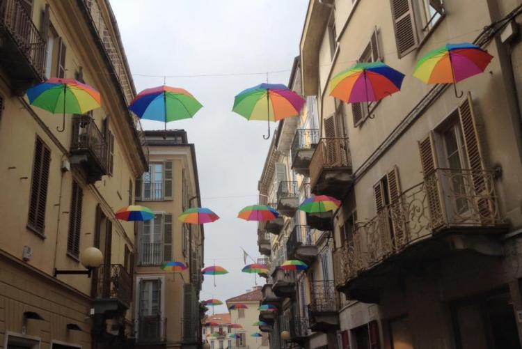 Gli ombrelli arcobaleno simbolo dei Sabati Colorati