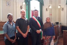 I tre neo cittadini italiani con il sindaco