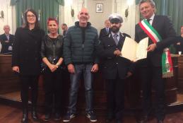 Alessio Santi con i familiari e il sindaco alla cerimonia di iscrizione le''lalbo d'onore della città