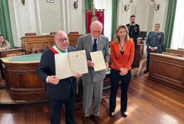 Il sindaco Corradino e il Prefetto D'Agostino con Luciano Barbera