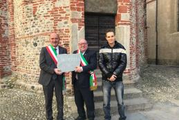Il sindaco di Burolo consegna la sua pietra per "Nuraghe Chervu"