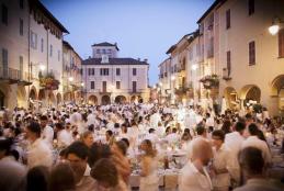 La Cena in bianco del 2015 in piazza Cisterna (Foto: Facebook/Cena in bianco Biella - Matteo Leggero)