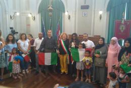 Il gruppo dei nuovi cittadini italiani dopo il giuramento del 12 luglio