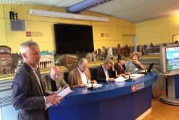 Stefano Mosca (in primo piano) e gli assessori Leone e Barresi alla conferenza stampa di presentazione del percorso cicloturistico