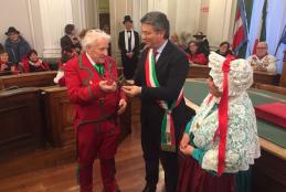 Il sindaco Marco Cavicchioli consegna le chiavi della città al Gipin nella cerimonia di apertura del Carnevale 2018