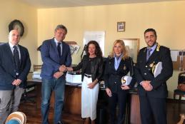 Il sindaco Cavicchioli alla firma del protocollo d'intesa con il procuratore capo Camelio e i vertici della polizia municipale Migliorini e Portogallo e l'agente scelto Eleonora Biella