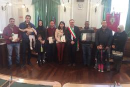 Il gruppo dei neo-cittadini italiani con i familiari