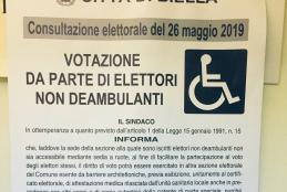Il manifesto con le modalità di voto per gli elettori in sedia a rotelle