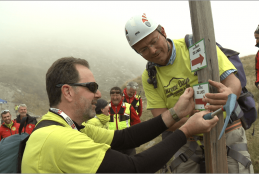 Il consigliere delegato alla montagna Bresciani e il sindaco Cavicchioli all'inaugurazione del sentiero del Limbo ai Mucrone Days 2015 (foto Alberto Peraldo)