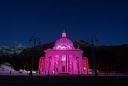La Basilica Nuova di Oropa illuminata di rosa a 100 giorni dal via del Giro