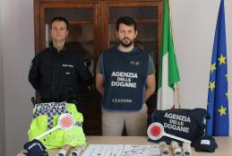 Il materiale sequestrato dagli agenti della dogana di Biella e Polizia Locale