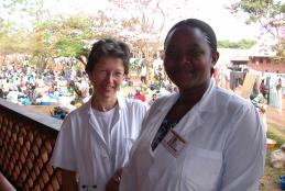 La dottoressa Maria Bonino durante il suo lavoro in Africa