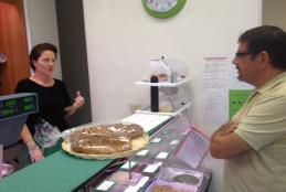 L'assessore Stefano La Malfa con la titolare del mini-supermarket di Cossila San Grato