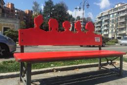 La panchina rossa di piazza Martiri, uno dei simboli contro la violenza sulle donne