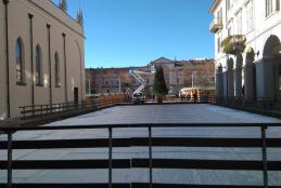 La pista di pattinaggio in allestimento e, sullo sfondo, piazza Duomo