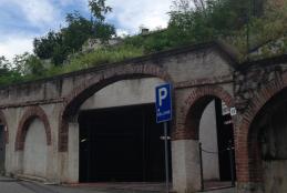 L'ingresso dell'autosilos che ora si chiama "Parcheggio Borgo del Piazzo"
