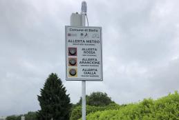 Il cartello-semaforo sull'allerta meteo in corso Rivetti