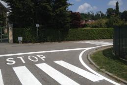 Le strisce pedonali ridipinte tra via Pettinengo e via Piedicavallo a Pavignano