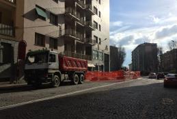 Il cantiere per il rifacimento degli attraversamenti pedonali in via Pietro Micca
