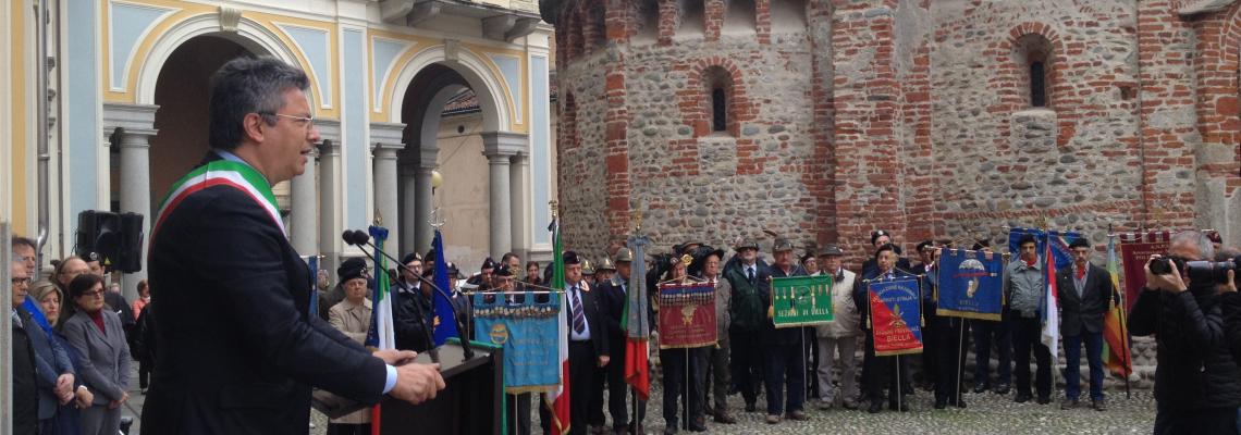 La cerimonia della festa della Liberazione durante l'intervento del sindaco Cavicchioli