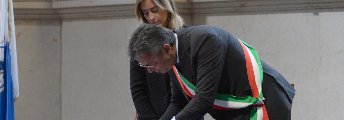 La firma della convenzione per il piano periferie tra il sindaco Marco Cavicchioli e il viceministro Maria Elena Boschi (foto Marco Ortogni - New Eden Group)